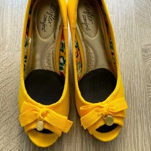 Yellow wedges w bow tie and ornament